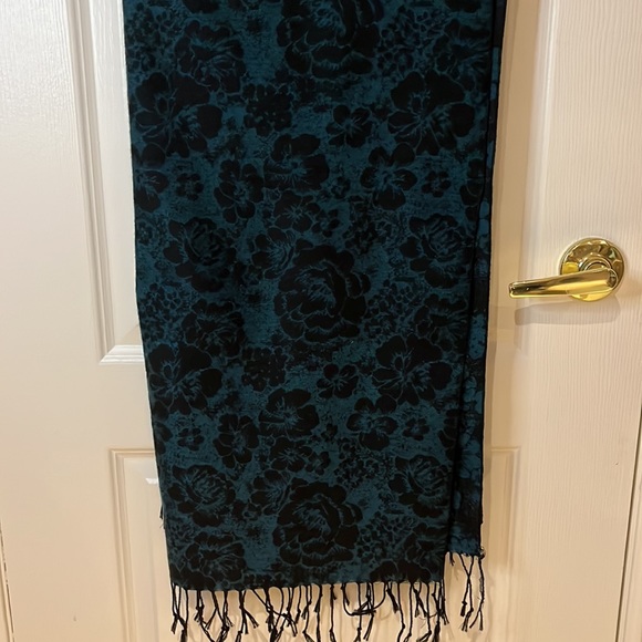lady scarf with floral print - Picture 3 of 5